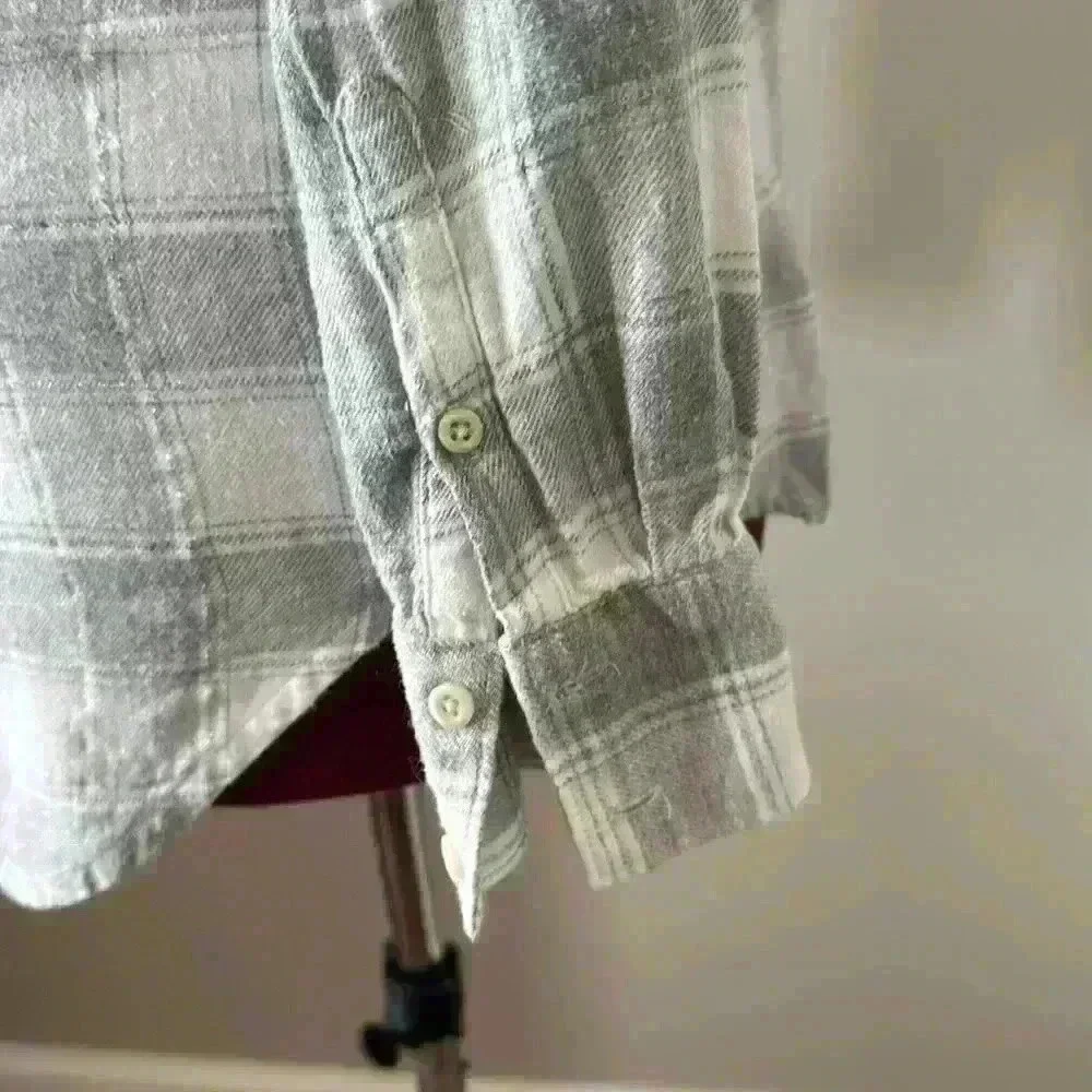 Slightly used plaid shirt - Picture 5 of 6